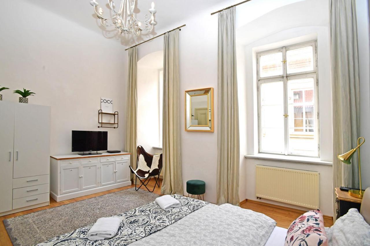 Lovely Little Cosy Apt In Praha Bagian luar foto