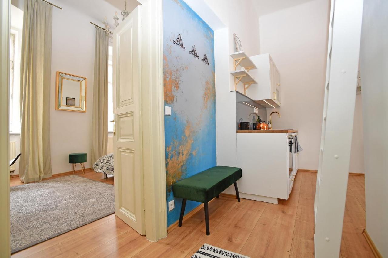 Lovely Little Cosy Apt In Praha Bagian luar foto