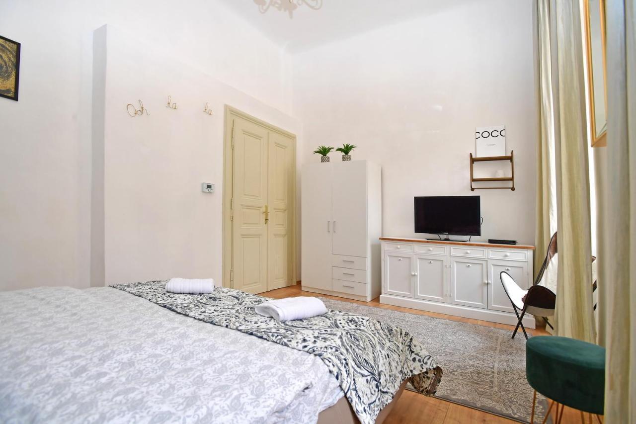 Lovely Little Cosy Apt In Praha Bagian luar foto